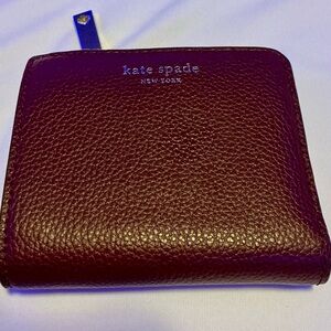 Kate Spade Eva Small L-Zip Bifold Wallet pebbled leather in Cherrywood